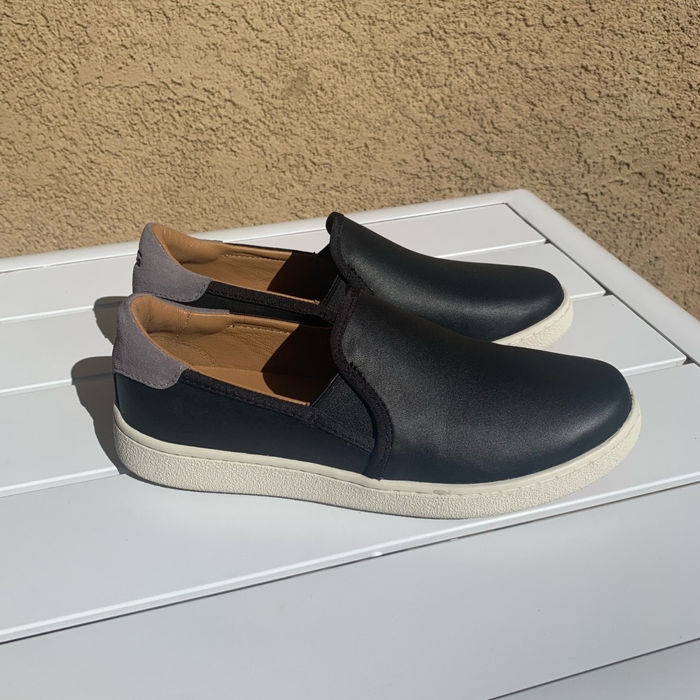 NWOT UGG Black leather grey suede loafers size 6